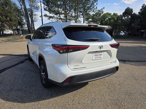 Used 2021 Toyota Highlander XLE AWD/4WD image 4