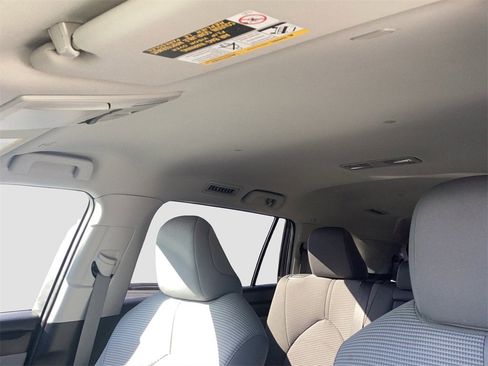 Used 2023 Toyota Highlander L image 26