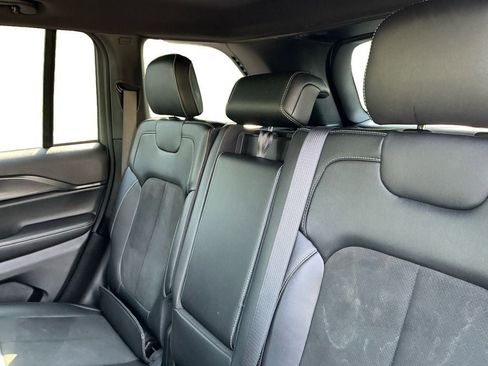Used 2025 Jeep Grand Cherokee Altitude RWD image 13