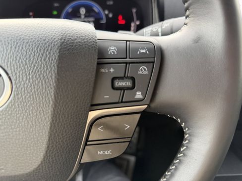 Used 2025 Toyota Camry SE image 31