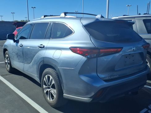 Used 2021 Toyota Highlander XLE image 3