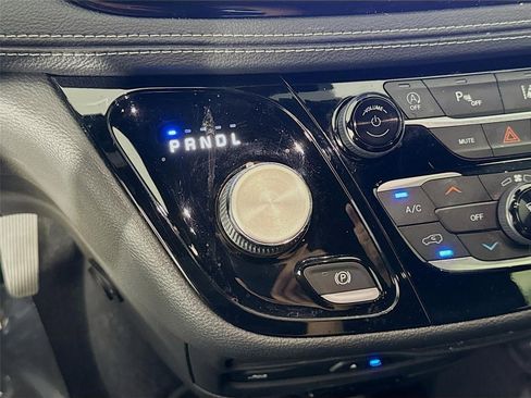 Used 2021 Chrysler Pacifica Touring-L w/ Uconnect Theater Family Group FWD image 18
