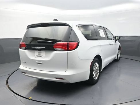 Used 2024 Chrysler Voyager LX FWD image 9