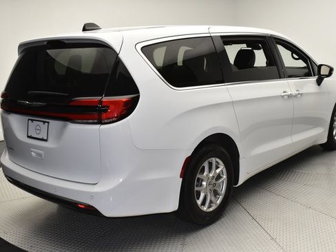Used 2025 Chrysler Pacifica Select FWD image 5