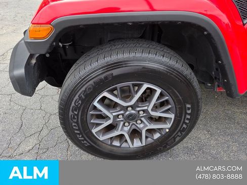Used 2025 Jeep Wrangler Unlimited Sahara AWD/4WD image 3