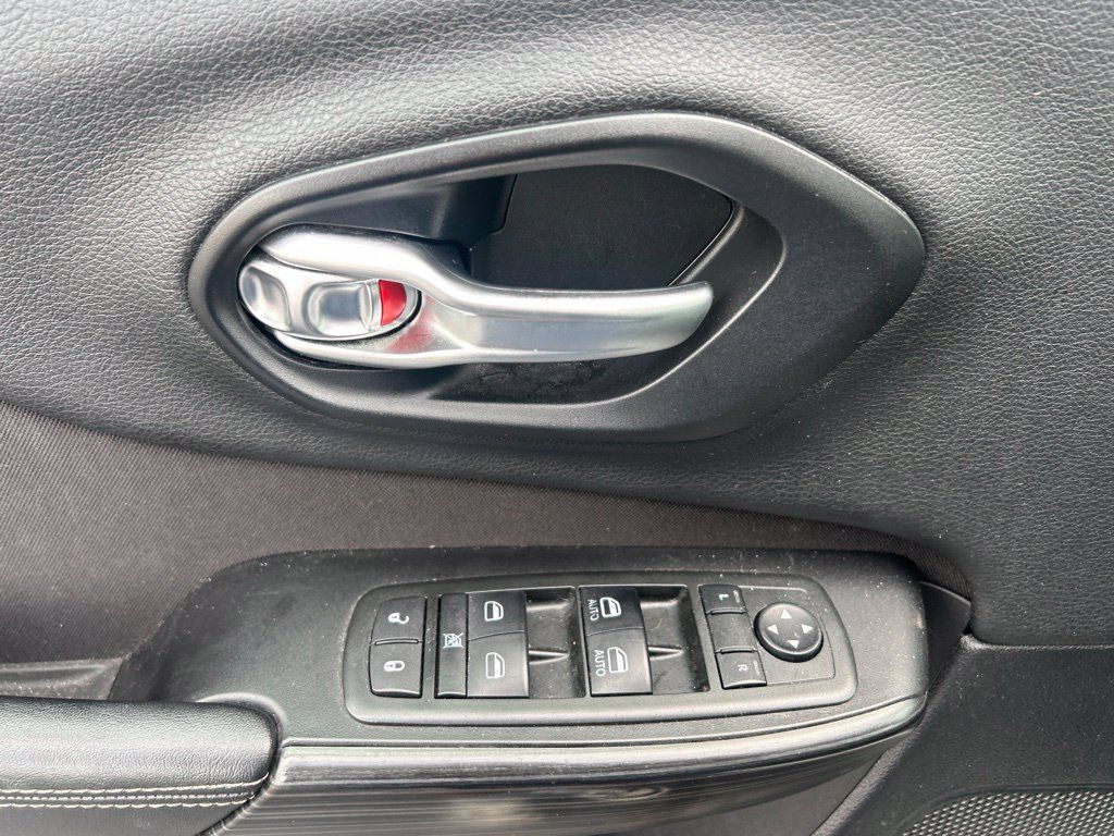 Used 2014 Jeep Cherokee Latitude w/ Comfort/Convenience Group AWD/4WD image 15