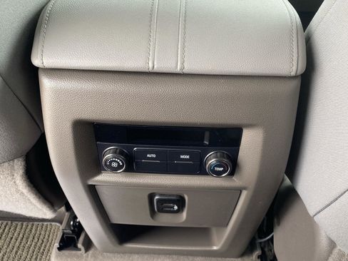 Used 2018 Chevrolet Traverse LT FWD image 22