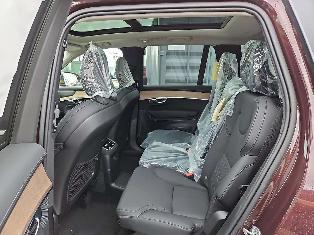 New 2026 Volvo XC90 T8 Plus w/ Protection Package Premier AWD/4WD image 9