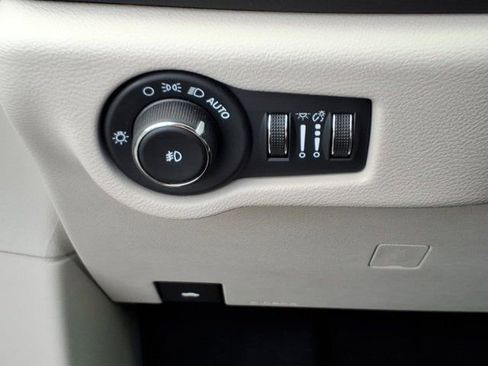 Used 2024 Chrysler Pacifica Touring-L FWD image 21