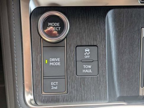 Used 2024 Lexus GX 550 w/ Accessory Package (2T) AWD/4WD image 24