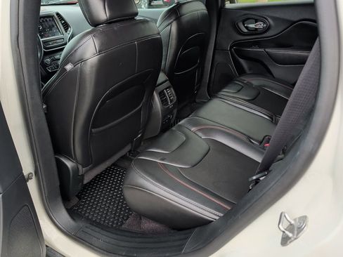 Used 2019 Jeep Cherokee Trailhawk w/ Cold Weather Group image 31