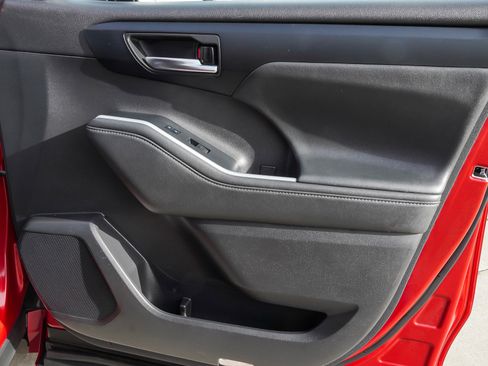 Certified 2022 Toyota Highlander XLE image 30