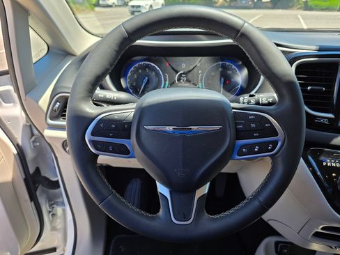 Used 2024 Chrysler Pacifica Touring-L FWD image 22