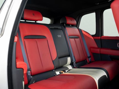 Used 2022 Rolls-Royce Cullinan Black Badge image 38