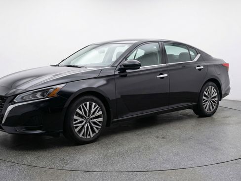 Used 2025 Nissan Altima 2.5 SV image 3