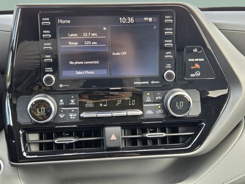 Used 2020 Toyota Highlander LE AWD/4WD image 13