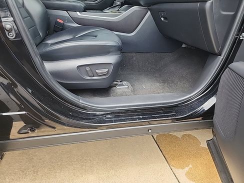 Used 2023 Toyota Highlander L image 16