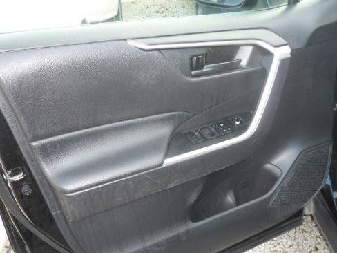 Used 2022 Toyota RAV4 LE image 9