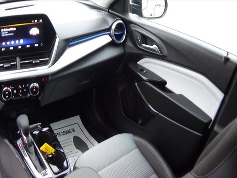 Used 2025 Chevrolet Trax LT image 14