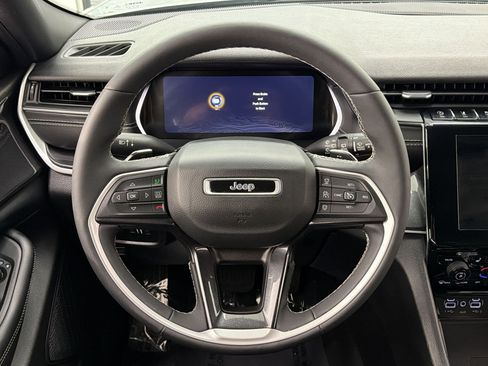 Used 2023 Jeep Grand Cherokee Altitude AWD/4WD image 11