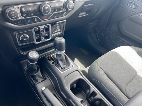 Used 2025 Jeep Wrangler Sahara image 29