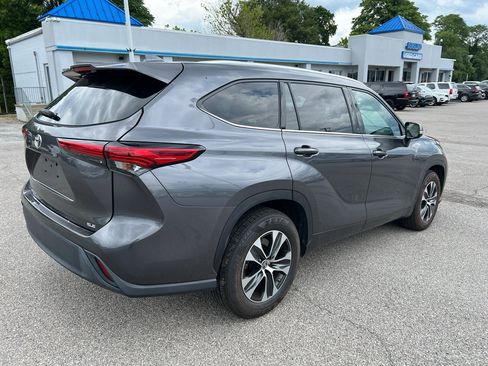 Used 2021 Toyota Highlander XLE FWD image 3