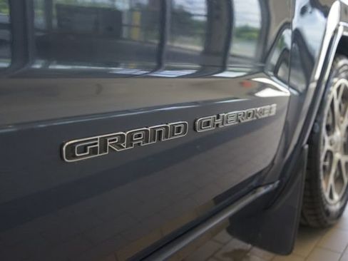 Used 2020 Jeep Grand Cherokee Overland AWD/4WD image 15