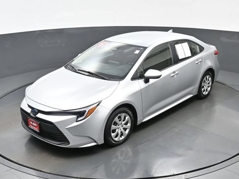 Used 2025 Toyota Corolla LE FWD image 34