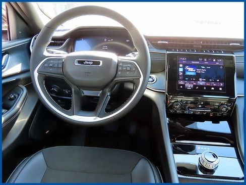 New 2025 Jeep Grand Cherokee image 11