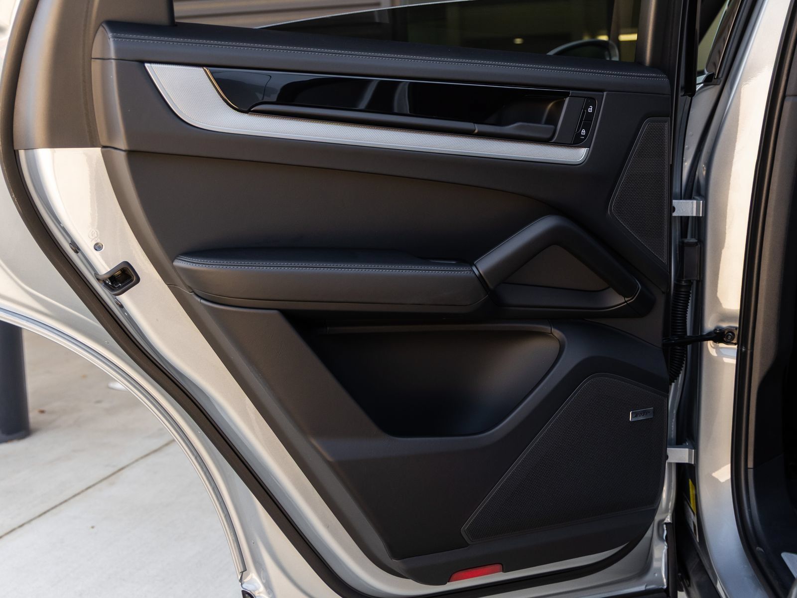 Certified 2025 Porsche Cayenne E-Hybrid Coupe AWD/4WD image 33