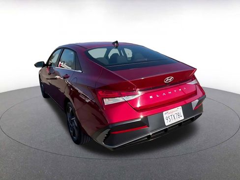 Used 2025 Hyundai Elantra SEL image 11