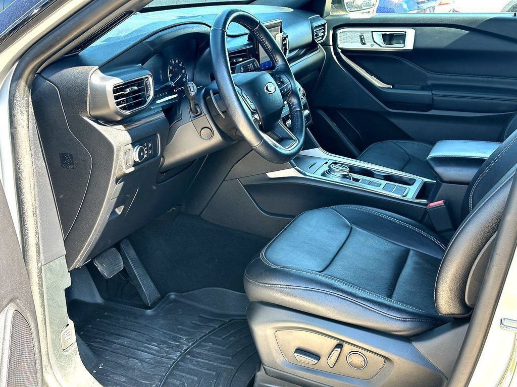 Used 2020 Ford Explorer Limited RWD image 12
