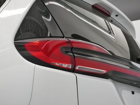 Used 2024 Chrysler Pacifica Touring-L image 51