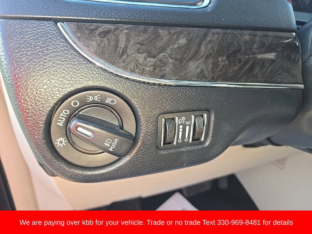 Used 2013 Chrysler Town & Country Touring FWD image 11