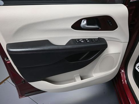 Used 2018 Chrysler Pacifica Limited FWD image 10