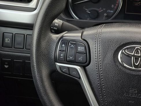 Used 2018 Toyota Highlander LE image 22