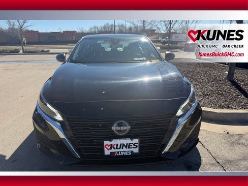 Used 2025 Nissan Altima 2.5 SV image 3