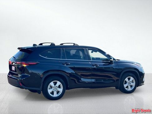 Used 2024 Toyota Highlander LE AWD/4WD image 5