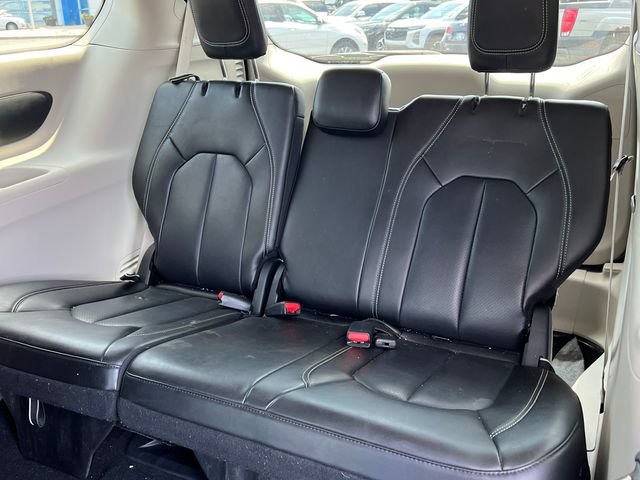 Used 2023 Chrysler Pacifica Touring-L FWD image 6