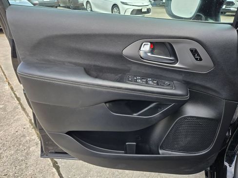 Used 2025 Chrysler Pacifica Select FWD image 13