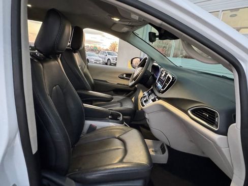 Used 2024 Chrysler Pacifica Touring-L image 20
