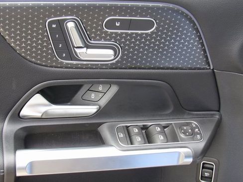 Used 2025 Mercedes-Benz GLB 250 4MATIC image 13