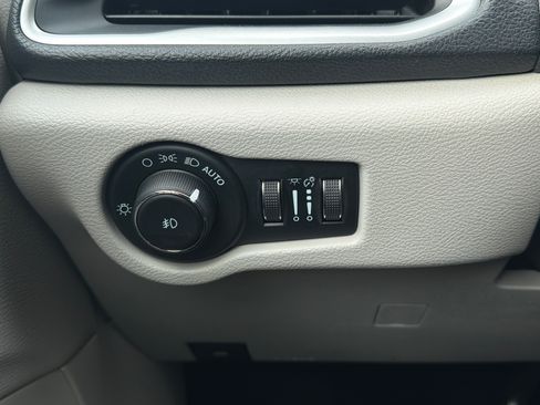 Used 2021 Chrysler Pacifica Touring-L FWD image 11