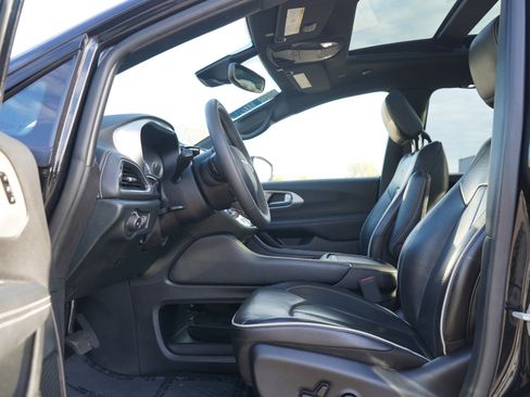 Used 2024 Chrysler Pacifica Premium FWD image 25