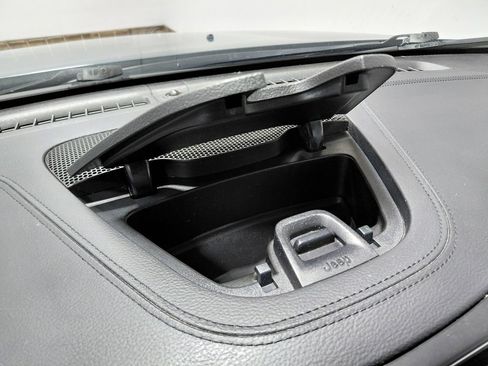 Used 2019 Jeep Cherokee Limited AWD/4WD image 37