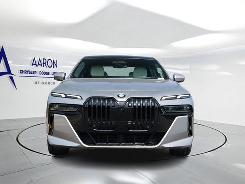 Used 2023 BMW 740i w/ Luxury Rear Seating Package RWD image 4