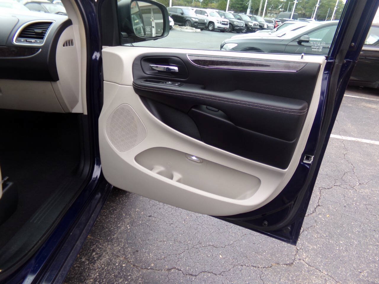 Used 2013 Chrysler Town & Country Touring FWD image 35