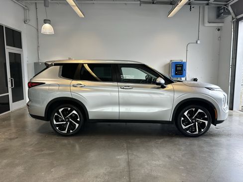 Used 2023 Mitsubishi Outlander SE image 2