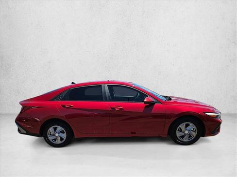 Used 2025 Hyundai Elantra SE FWD image 4
