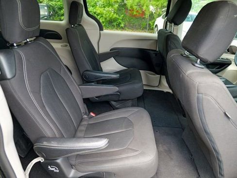 Used 2023 Chrysler Voyager LX image 28